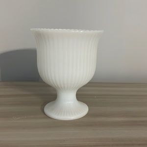 Mid 20 th Century Vintage E.O Brody Co. M3000 Milk Glass Flower Vase